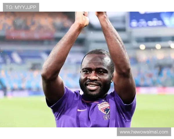 成都1-2河南赛中阿奇姆彭遭球迷辱骂与竖中指事件引发关注 成都1-2河南赛中阿奇姆彭遭球迷辱骂与竖中指事件引发关注